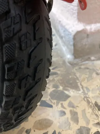 Patinete Eléctrico Xiaomi M365 negro y rojo.