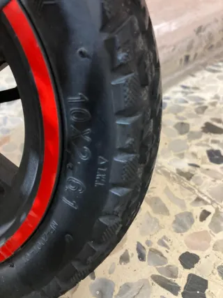 Patinete Eléctrico Xiaomi M365 negro y rojo.