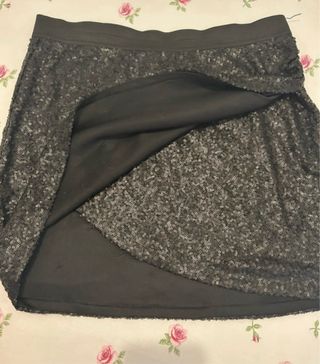 Falda de lentejuelas negra y plateada