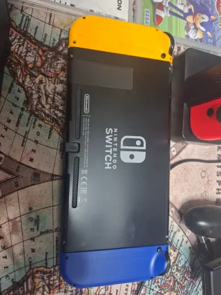 Nintendo Switch + 4 controller + 4 giochi + caricabatterie