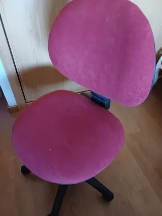 Silla de escritorio roja y negra