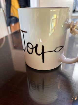 Tazza bianca in ceramica con la scritta Joy