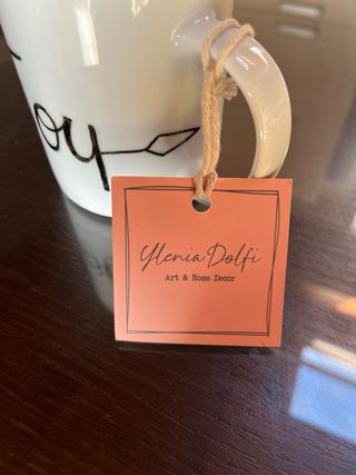 Tazza bianca in ceramica con la scritta Joy