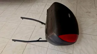 Cajón Top Case Givi con Soporte