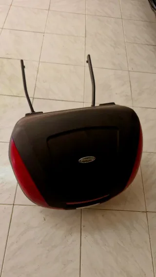 Cajón Top Case Givi con Soporte