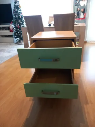 Cajonera de madera color verde y madera