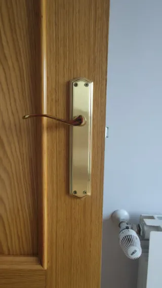 Puerta madera maciza apertura derecha de 62 cm.Sin