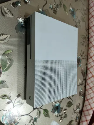Xbox One S + FIFA 22 + FIFA 18