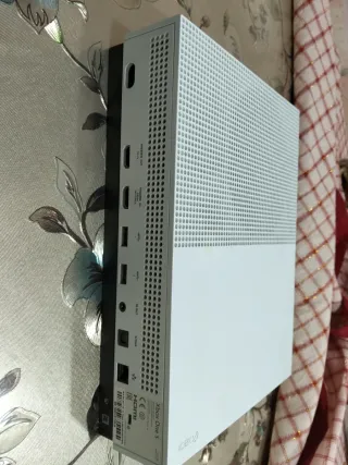 Xbox One S + FIFA 22 + FIFA 18