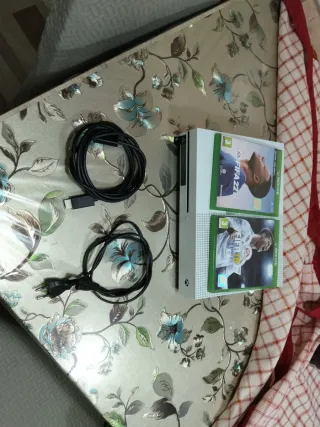 Xbox One S + FIFA 22 + FIFA 18