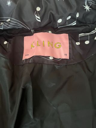 Abrigo Kling negro estampado notas musicales
