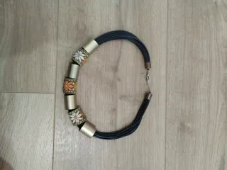 Collar de cuero con detalles dorados