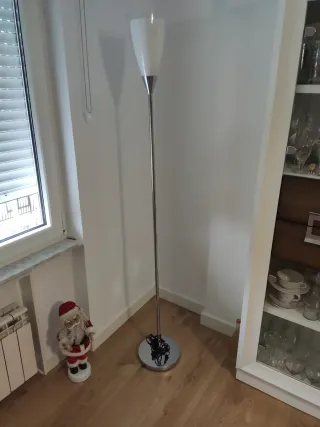 Lámpara de pie moderna plateada y blanca