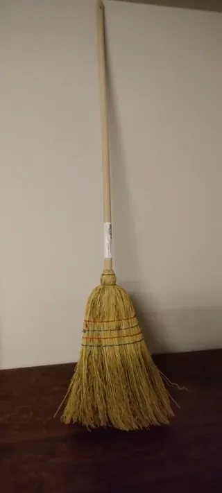 Scopa in paglia per giardino
