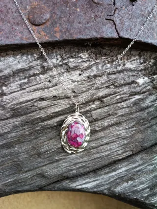 Collar con colgante de pétalos naturales