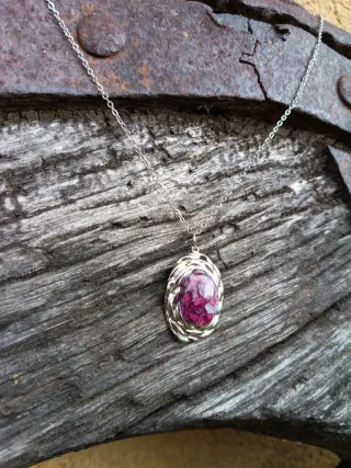 Collar con colgante de pétalos naturales