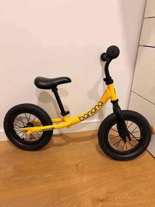Bicicleta de equilibrio amarilla