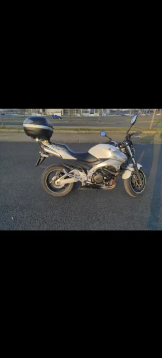 Moto Suzuki GSR 600 Blanca