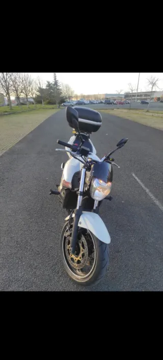 Moto Suzuki GSR 600 Blanca