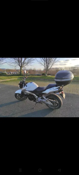 Moto Suzuki GSR 600 Blanca