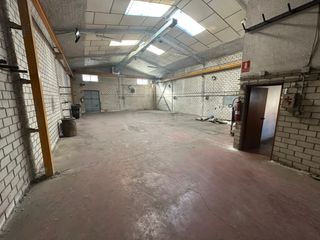 Alquiler de nave com puente grua y patio trasero