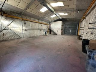 Alquiler de nave com puente grua y patio trasero