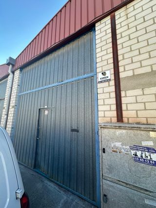 Alquiler de nave com puente grua y patio trasero