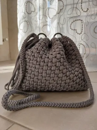 Borsa secchiello grigia fatta a mano