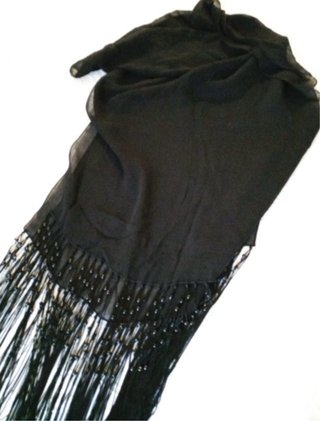 Fular negro con flecos y abalorios