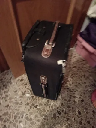 Maleta pequeña negra y marrón