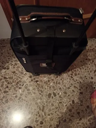 Maleta pequeña negra y marrón