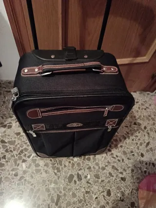 Maleta pequeña negra y marrón