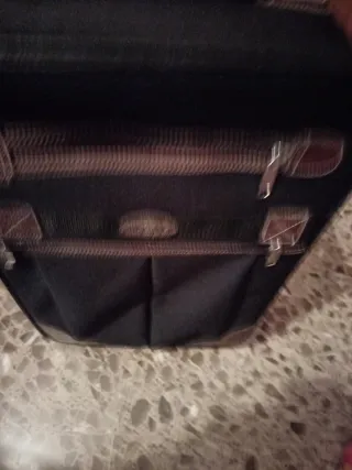 Maleta pequeña negra y marrón