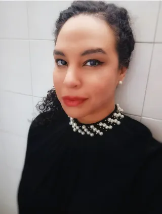 Vestito nero con perle