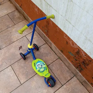 Patin de 3 ruedas azul y verde