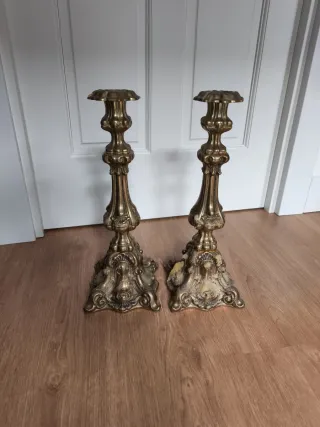 Grandes candeleros de bronce