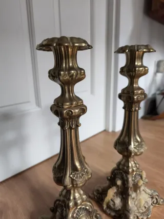 Grandes candeleros de bronce