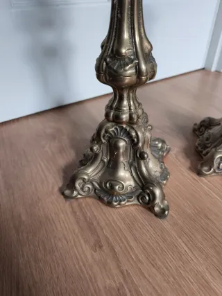 Grandes candeleros de bronce