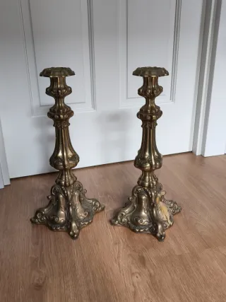 Grandes candeleros de bronce