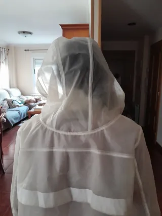 Chubasquero transparente beige