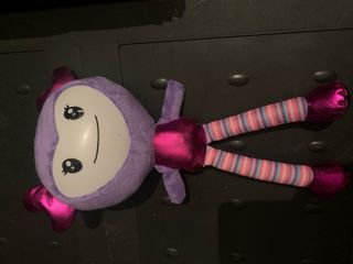 Muñeca Brightlings Spin Master interactiva morada