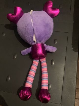 Muñeca Brightlings Spin Master interactiva morada