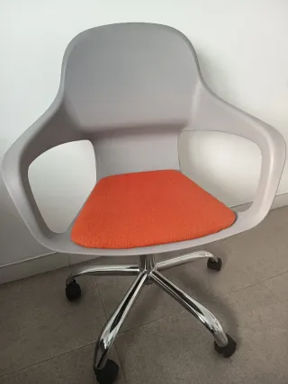 Silla de oficina gris y naranja