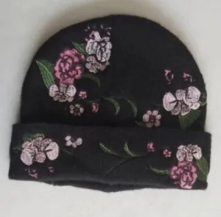 Gorro negro bordado con flores rosas