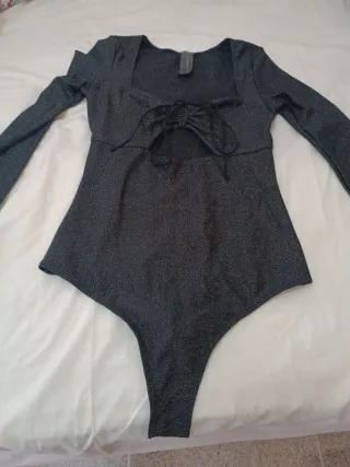 Body fiesta escotado lazo plateado