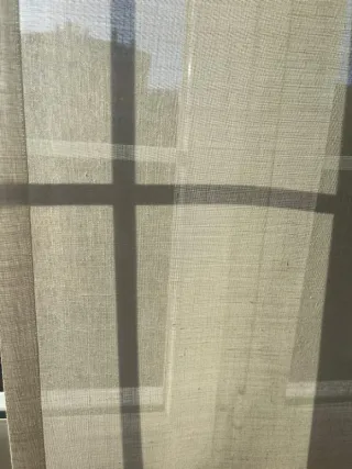 Cortinas de tela blancas para ventana.
