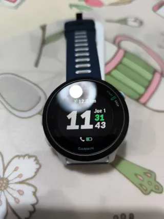 Reloj Garmin Forerunner 55 con pulseras de colores