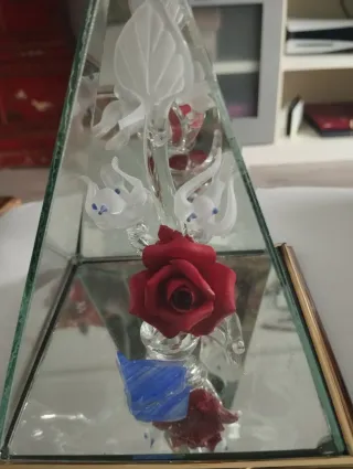 Adorno de cristal piramidal con rosa roja