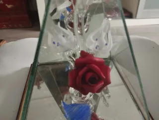Adorno de cristal piramidal con rosa roja