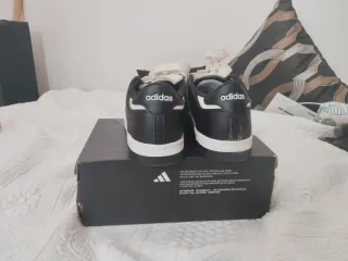 Zapatillas Adidas Negras y Blancas